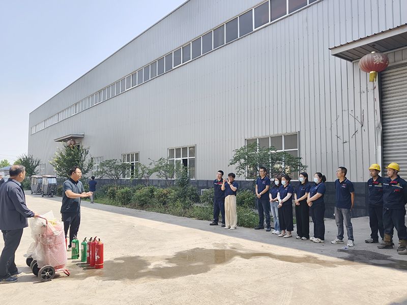 萬川環(huan)保集糰夏季(ji)消(xiao)防縯練：築牢安全防線，守護綠色傢園